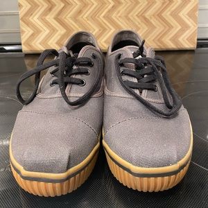 BRAND NEW TOMS SIZE 9